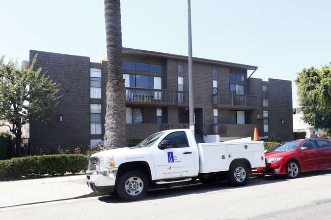 3633 Mentone Ave in Los Angeles, CA - Foto de edificio - Building Photo