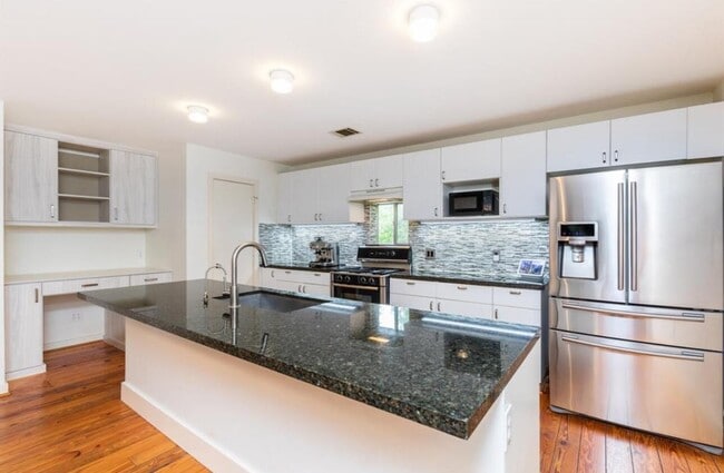 5235 Blossom St in Houston, TX - Foto de edificio - Building Photo