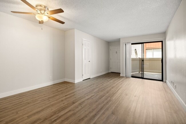 Chatsworth Plaza Apartments in Chatsworth, CA - Foto de edificio - Building Photo