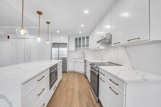 1055 River Rd in Edgewater, NJ - Building Photo - Building Photo