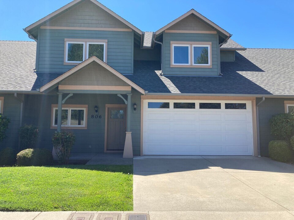 806 SW Kinsington Ct in Grants Pass, OR - Building Photo