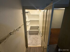 69 W Somerset St in Raritan, NJ - Foto de edificio - Building Photo