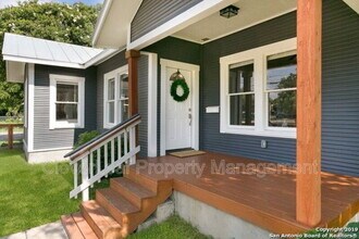803 Burleson St in San Antonio, TX - Building Photo - Building Photo