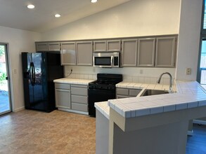 8464 Banyon Tree Ct in Elk Grove, CA - Foto de edificio - Building Photo