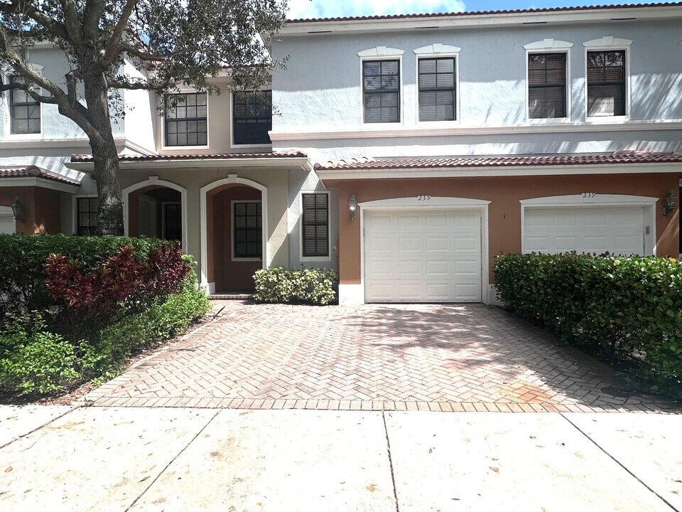 235 Chrystie Cir in Delray Beach, FL - Building Photo