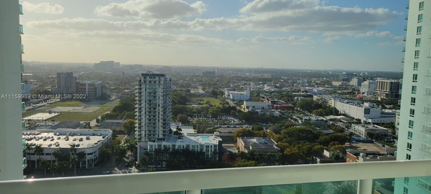 1800 N Bayshore Dr, Unit 2704 in Miami, FL - Building Photo