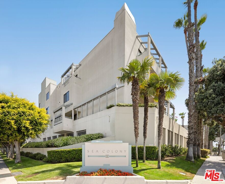 130 Ocean Park Blvd in Santa Monica, CA - Building Photo