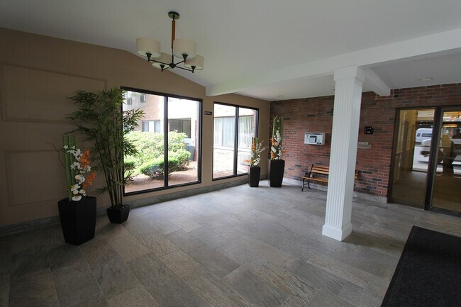 The Oaks at Reservoir in Brockton, MA - Building Photo - Building Photo