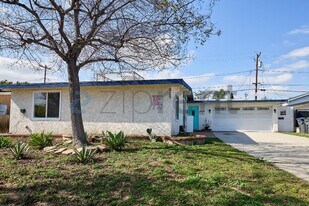 915 N Holly St in Anaheim, CA - Building Photo