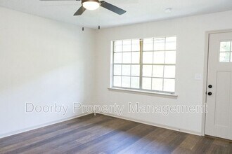6404 Middle Dr in Chattanooga, TN - Foto de edificio - Building Photo