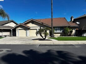 5593 Drakes Dr in Discovery Bay, CA - Building Photo