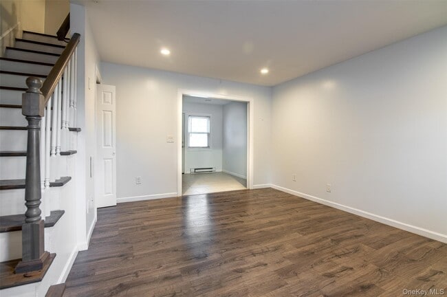 72 Tudor Ln in Bay Shore, NY - Building Photo - Building Photo