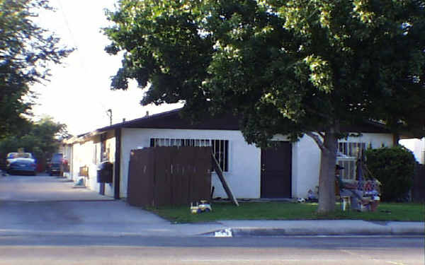 16650 Randal Ave in Fontana, CA - Foto de edificio