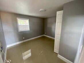 345 NE 168th St-Unit -B in North Miami Beach, FL - Building Photo - Building Photo