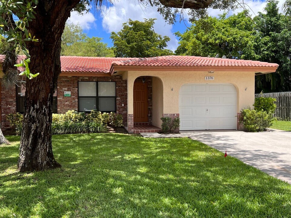 1372-1376-1376 NW 93rd Terrace in Coral Springs, FL - Building Photo