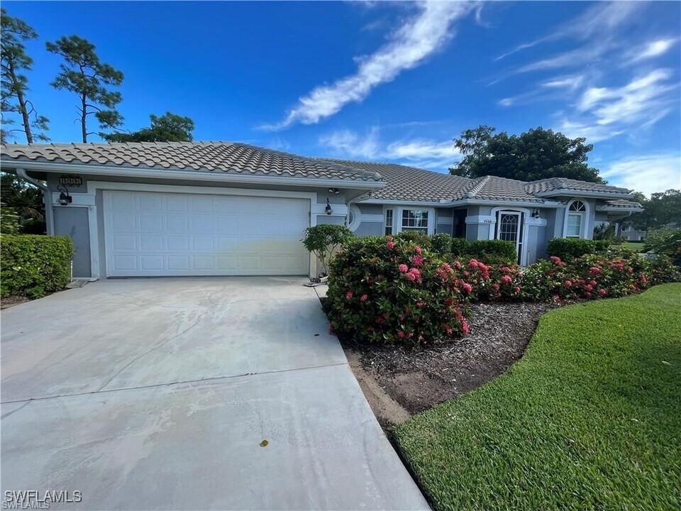 4666 Ashton Ct in Naples, FL - Building Photo