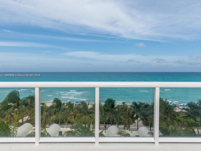 6365 Collins Ave, Unit 3010 in Miami Beach, FL - Building Photo - Building Photo