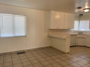 211 W Camron Ave in Tulare, CA - Building Photo - Building Photo