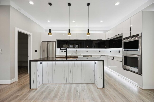 property at 602 W 28th St