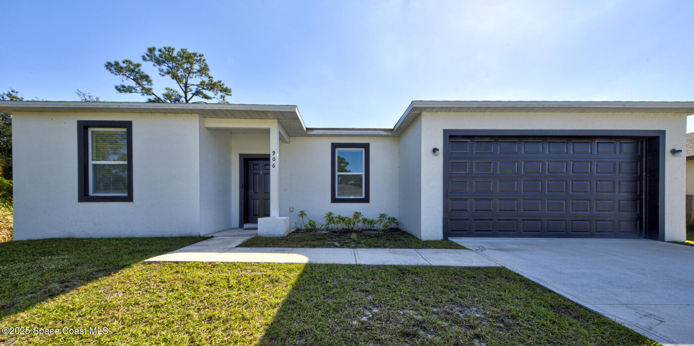 906 Tolson St SE in Palm Bay, FL - Building Photo