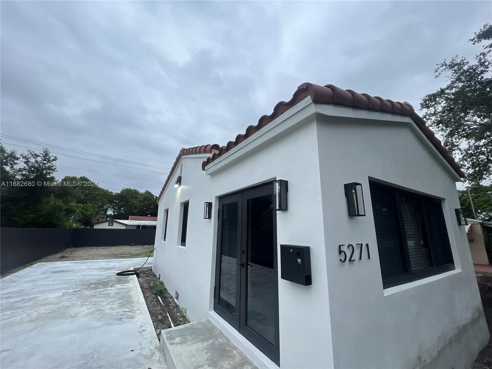 5271 SW 5th St in Coral Gables, FL - Building Photo