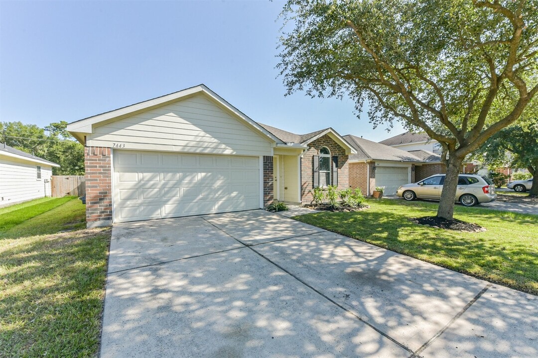 7443 Ida Wells Forest Dr in Houston, TX - Building Photo