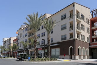 Reata Oakbrook Village in Laguna Hills, CA - Foto de edificio - Building Photo