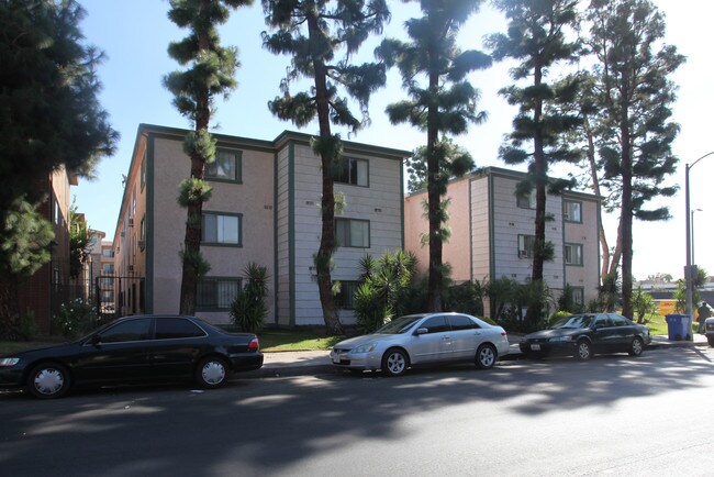 8056 Langdon Ave in Van Nuys, CA - Foto de edificio - Building Photo