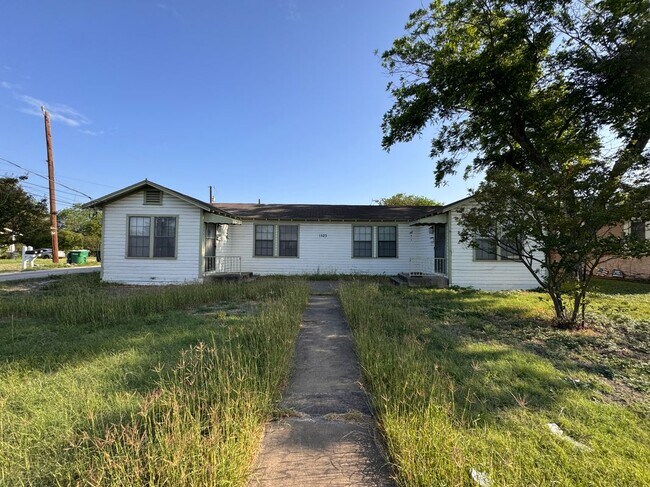 property at 1519 E Southcross