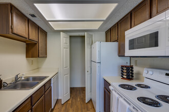 Lexington Commons in Bartlesville, OK - Building Photo - Interior Photo