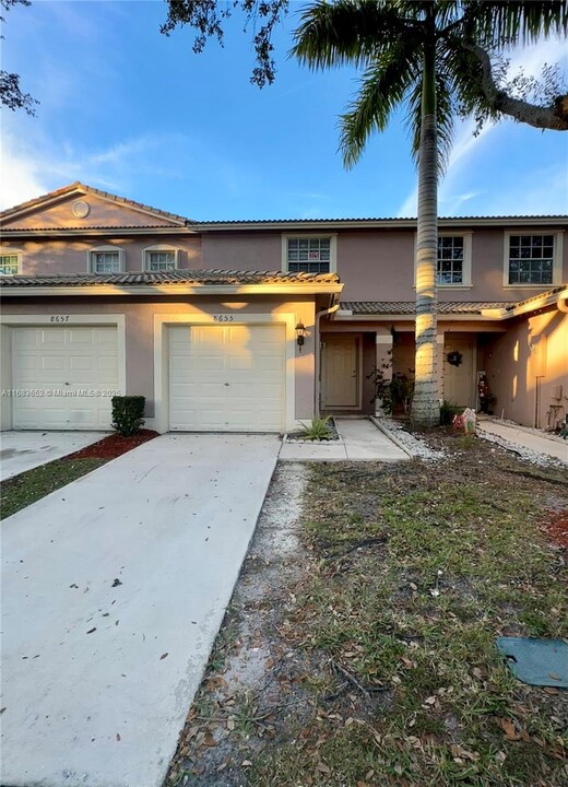 8655 N Southgate Shores Cir in Tamarac, FL - Building Photo