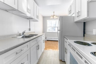 12 Park St E in Mississauga, ON - Building Photo - Interior Photo