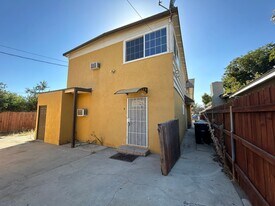 450 N Taylor St in Hemet, CA - Building Photo