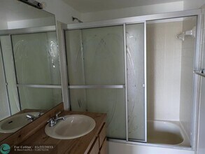10147 Twin Lakes Dr in Coral Springs, FL - Building Photo - Building Photo