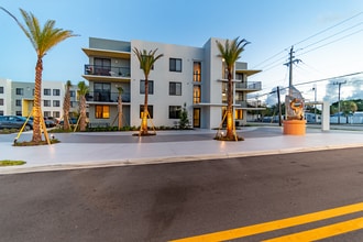 Berkeley Landing in Riviera Beach, FL - Foto de edificio - Building Photo