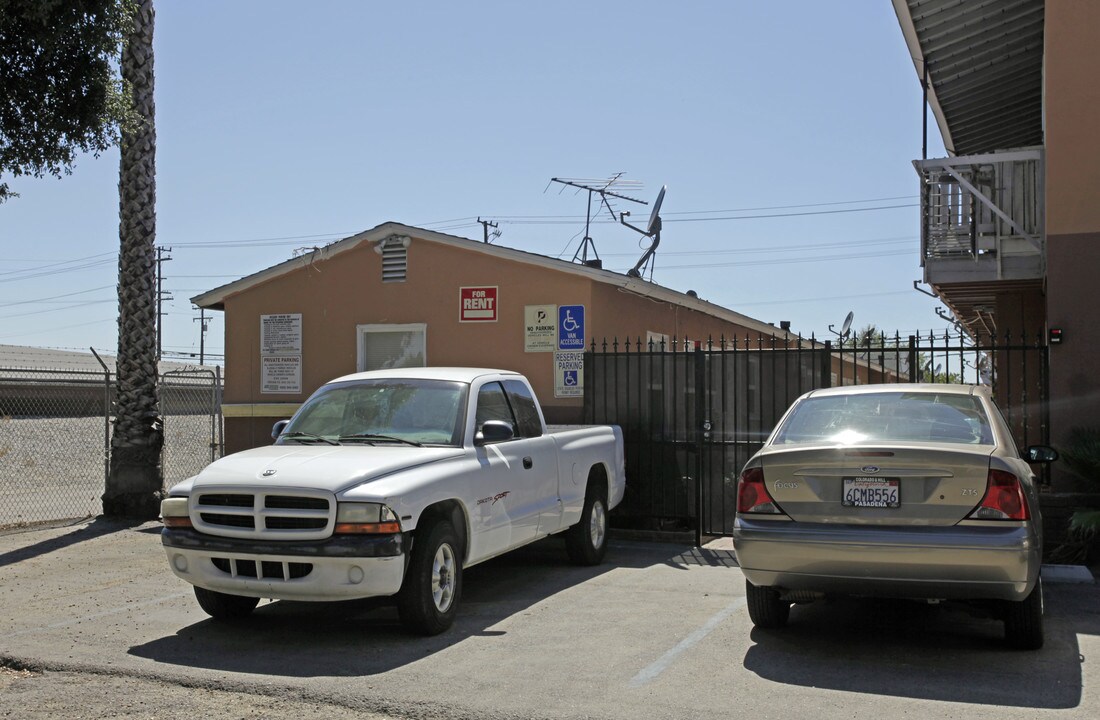 8557 Juniper Ave in Fontana, CA - Foto de edificio