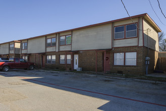 811 N Spears St in Alvarado, TX - Building Photo - Building Photo