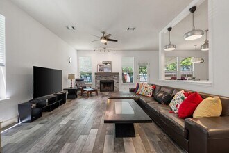 13400 Rossello Dr in Austin, TX - Building Photo - Building Photo