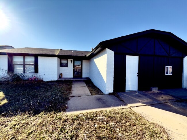 8613 S Independence Ave in Oklahoma City, OK - Building Photo - Building Photo