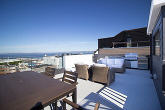 352 Chestnut St, Unit 352 in San Francisco, CA - Building Photo - Building Photo