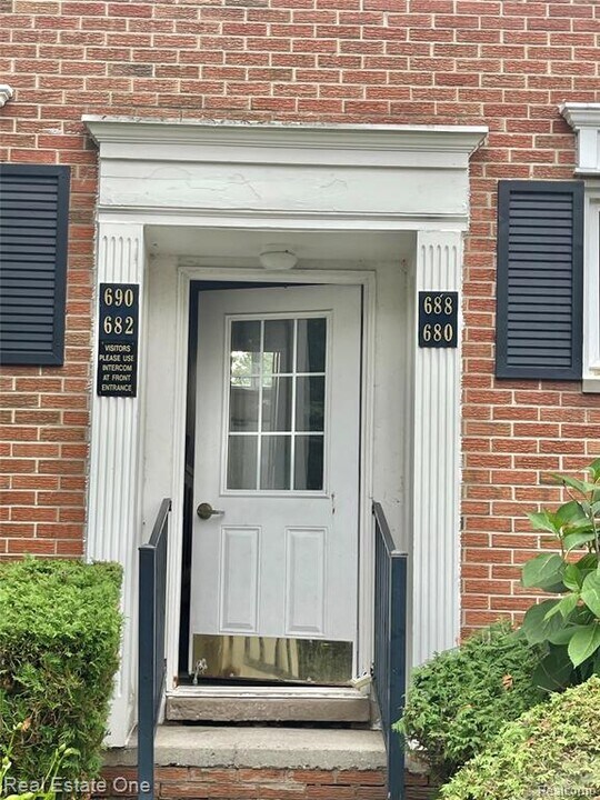 688 E Fox Hills Dr in Bloomfield Hills, MI - Building Photo