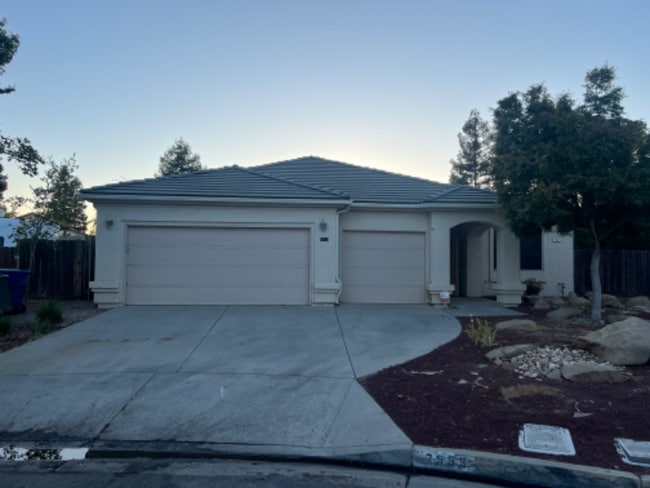 7563 N Carnegie Ave in Fresno, CA - Building Photo - Building Photo