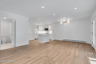 42 Lexington Ct in Red Bank, NJ - Foto de edificio - Building Photo