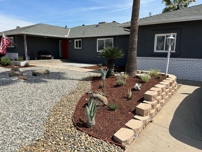 6106 N 10th St in Fresno, CA - Building Photo - Building Photo