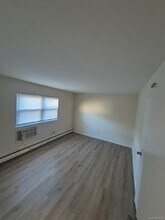 58 S Clinton Ave in Bay Shore, NY - Building Photo - Building Photo