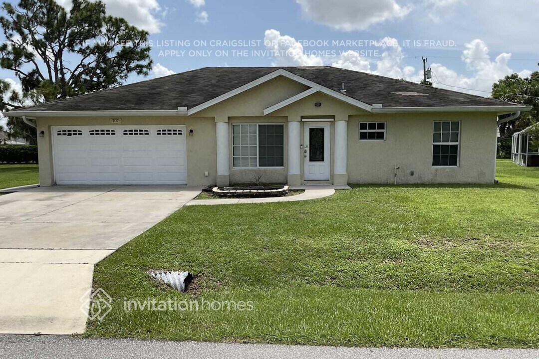 707 Hartford Dr NW in Port Charlotte, FL - Building Photo