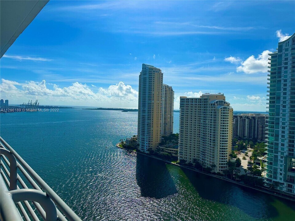 325 S Biscayne Blvd, Unit 2717 in Miami, FL - Building Photo