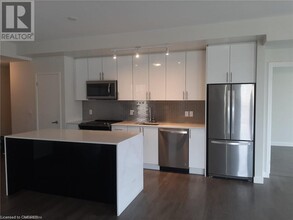 150 Sabina Dr in Oakville, ON - Building Photo - Building Photo