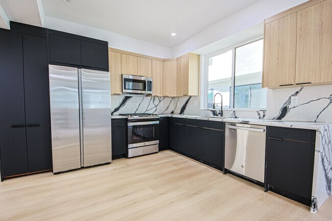 11730 Gilmore St-Unit -11730 in Los Angeles, CA - Building Photo - Building Photo