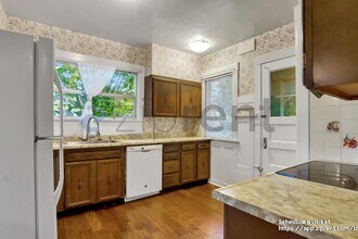 902 N 77th St in Seattle, WA - Building Photo - Building Photo